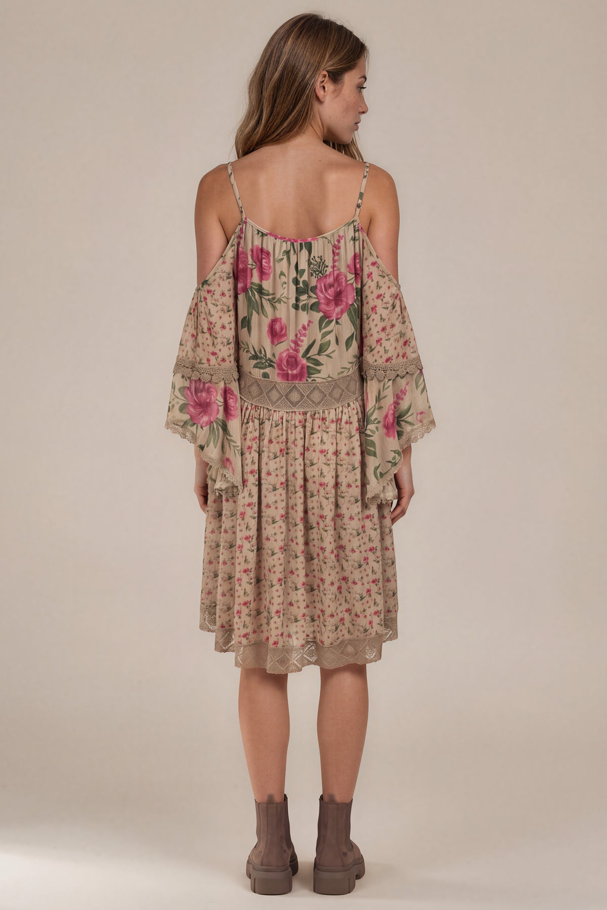 Vestido Curto Com Ombros Vazados Marrom Claro Patchwork Yacamim E23