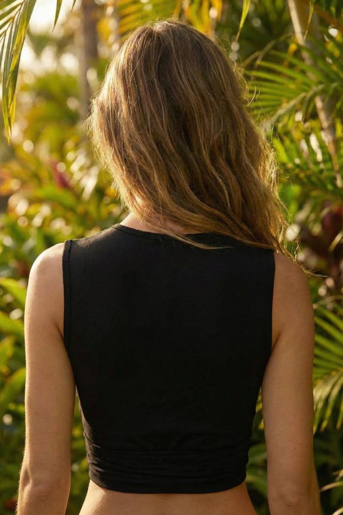 Regata Cropped Com Decote Cavado Preta Yacamim B3