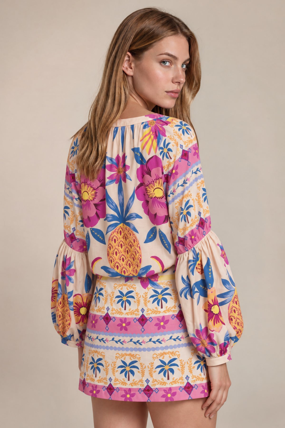 Vestido Curto Com Mangas Longas Bufantes Bege Coleção Manacá Yacamim C21