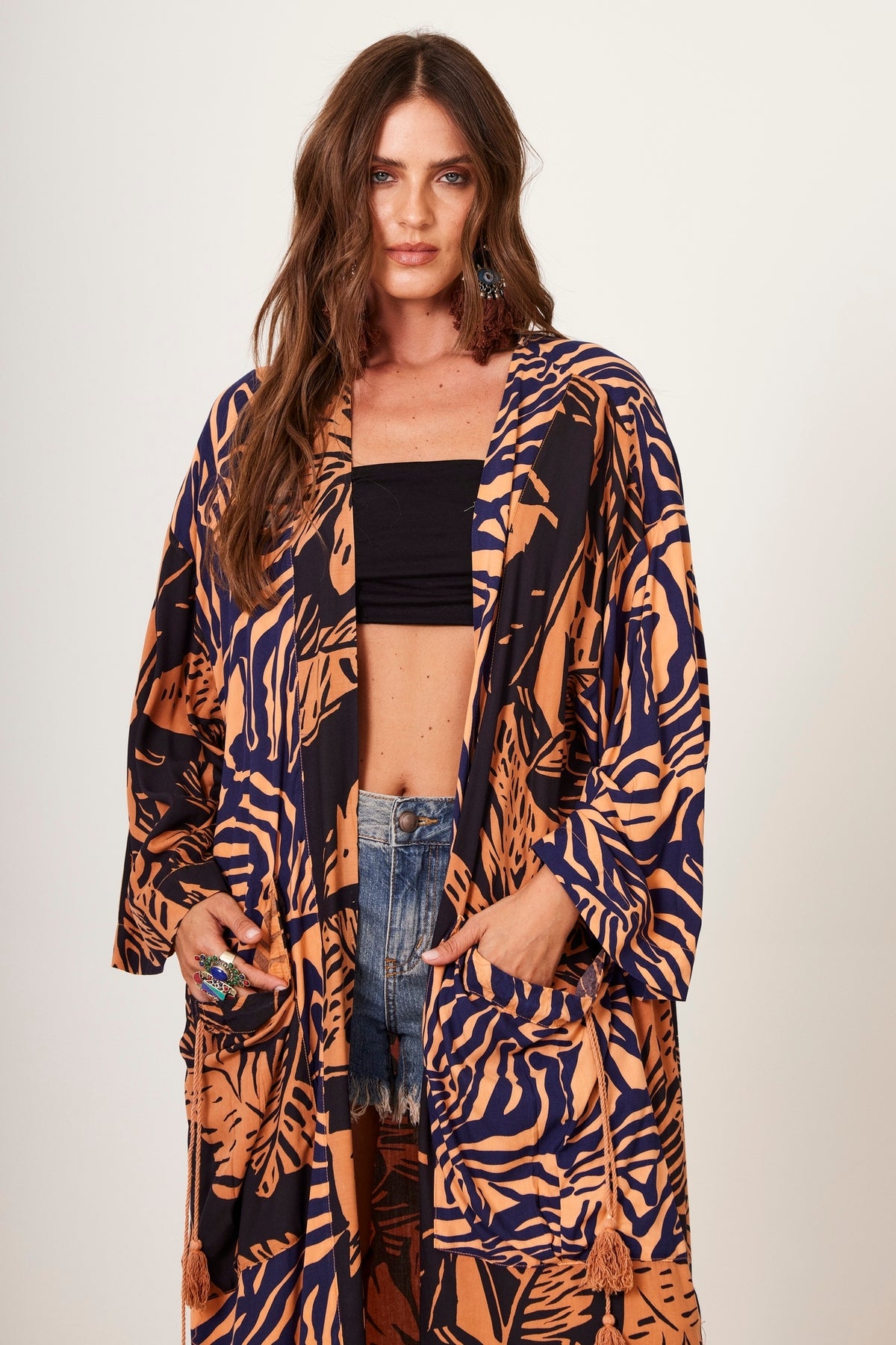 Kimono Longo Com Bolsões Marrom Claro E Preto Estampado Yacamim J3