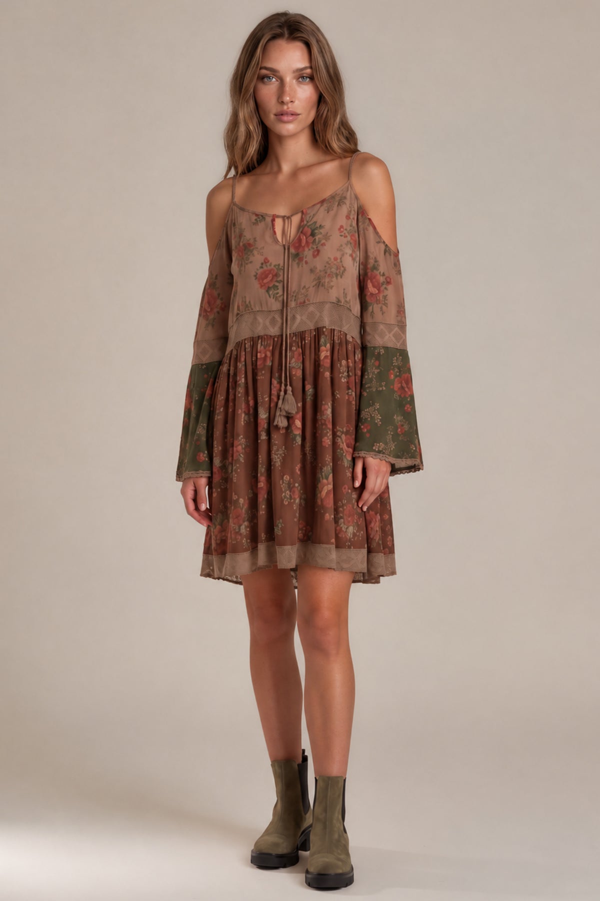 Vestido Curto Com Alças E Ombros Vazados Marrom Patchwork Yacamim E12