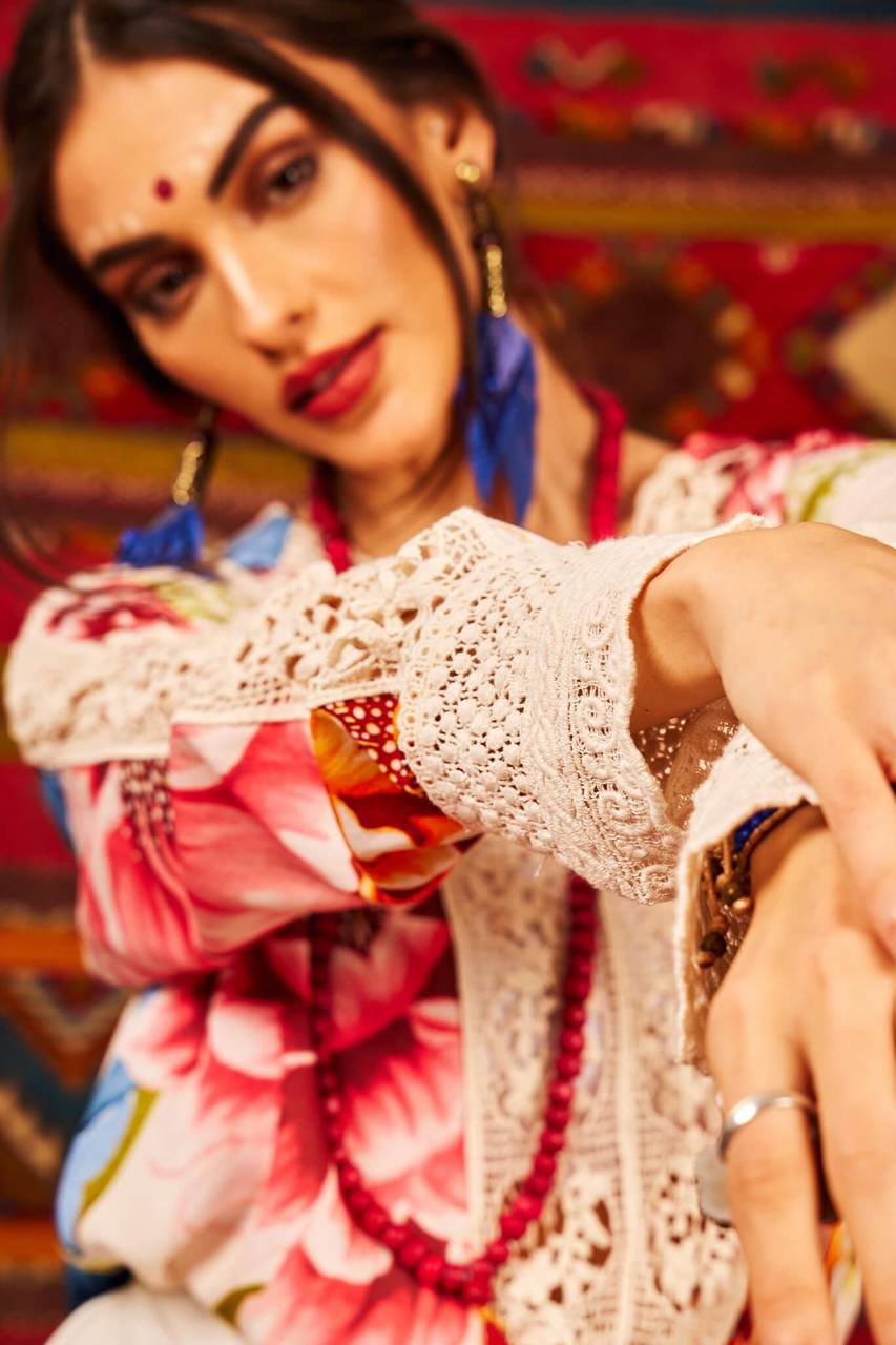 Camisa Ampla Com Mangas Longas E Detalhes De Rendas Bege Estampado Yacamim<br />