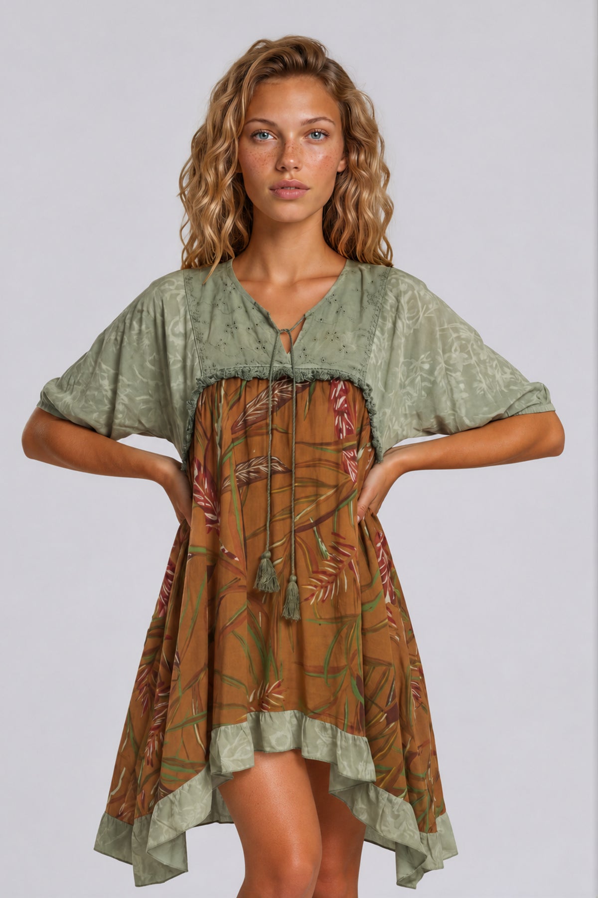 Vestido Curto Com Broderie Verde Patchwork Yacamim E5