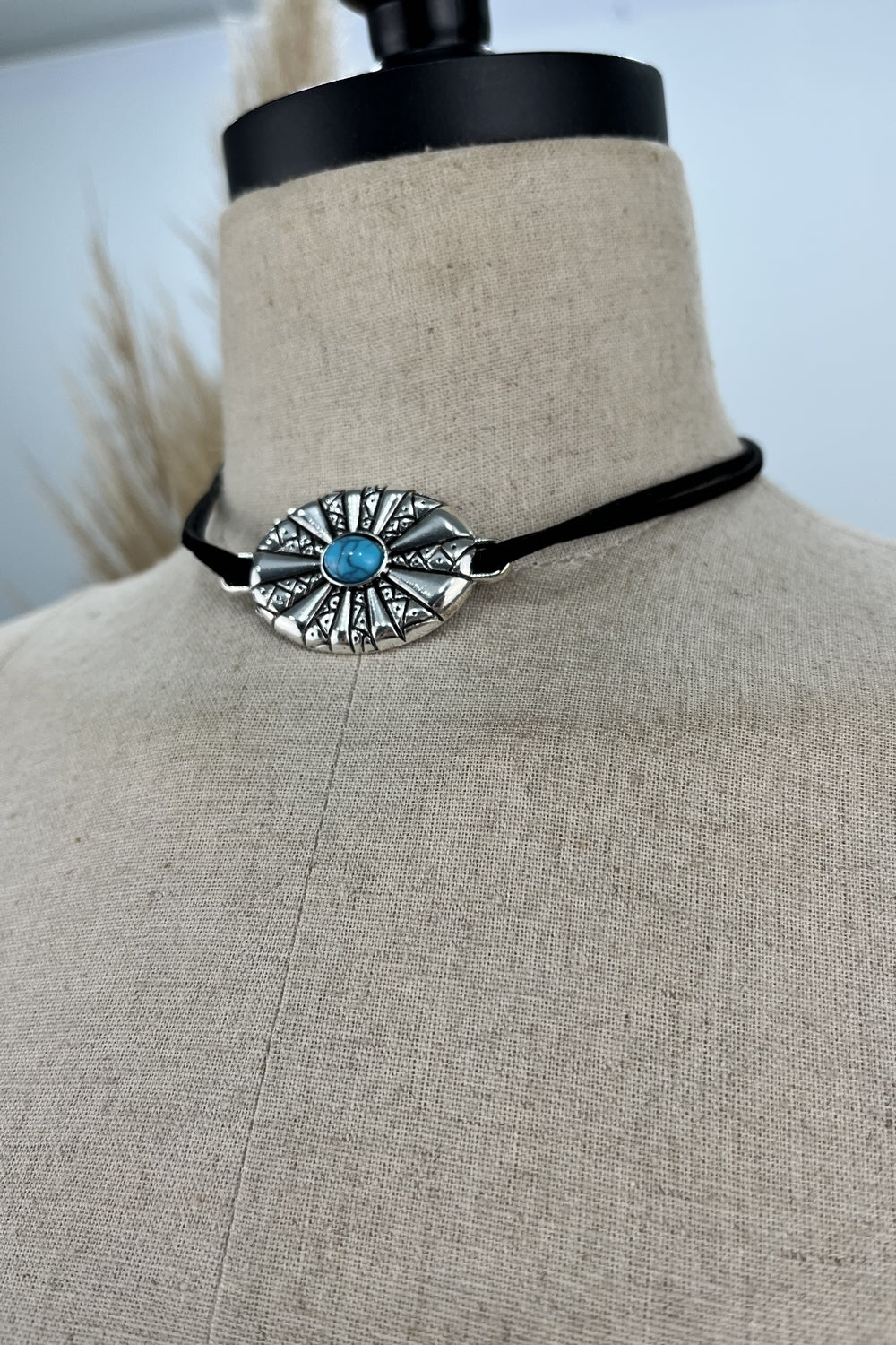 Colar Gravatinha Preto Com Pedra Azul Yacamim #212