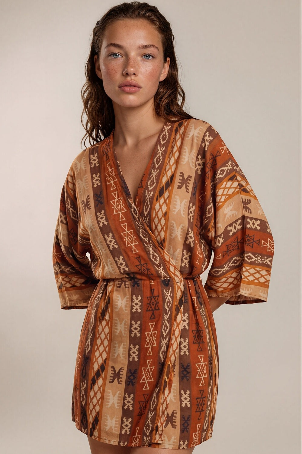 Vestido Curto Transpassado Marrom Estampado Coleção Peru Yacamim K4