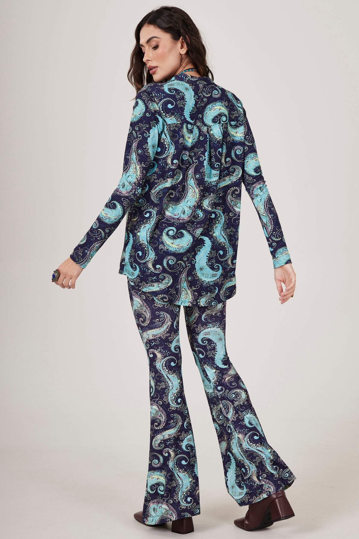 Calça Flare Com Bolsos Azul Estampa Cashmere Yacamim A15