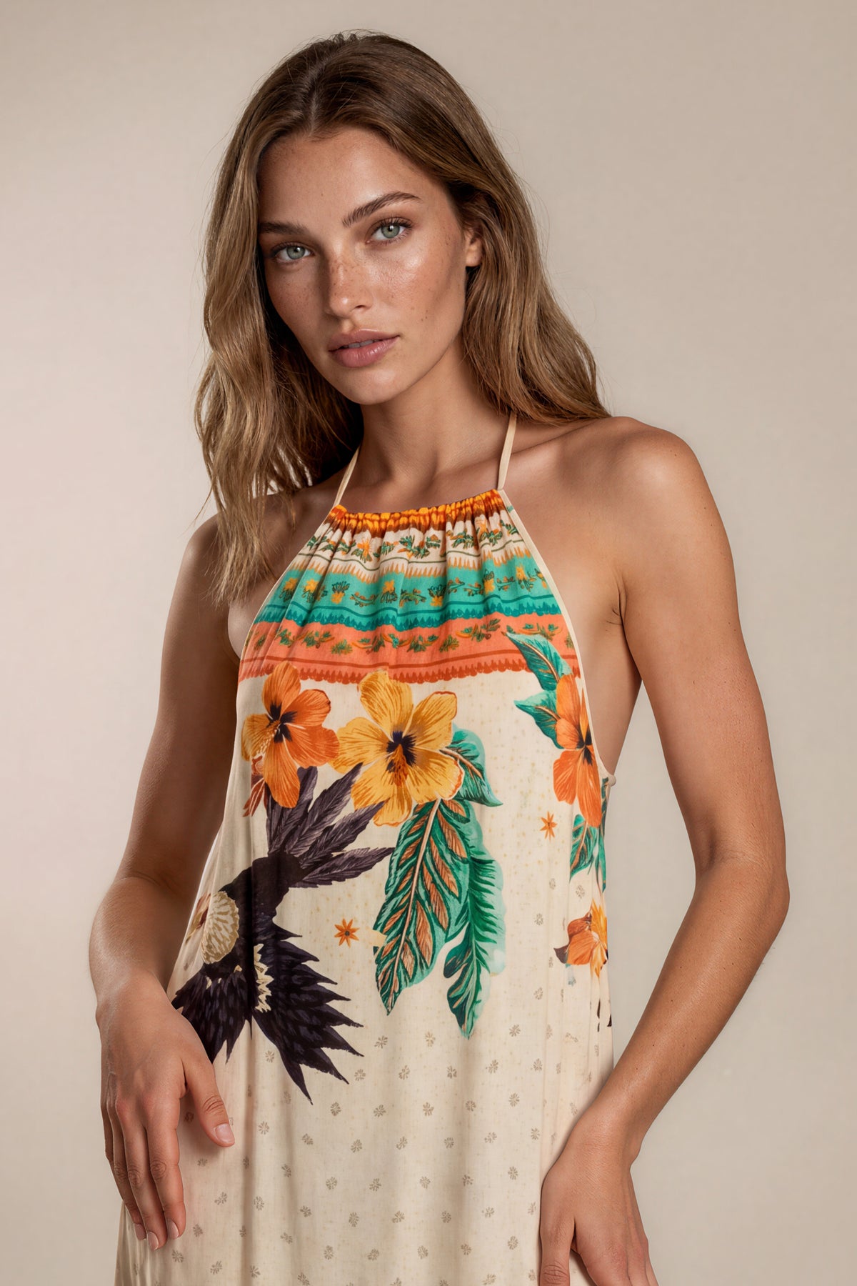 Vestido Longo Com Decote Cortininha Bege Estampado Coleção Manacá Yacamim E20