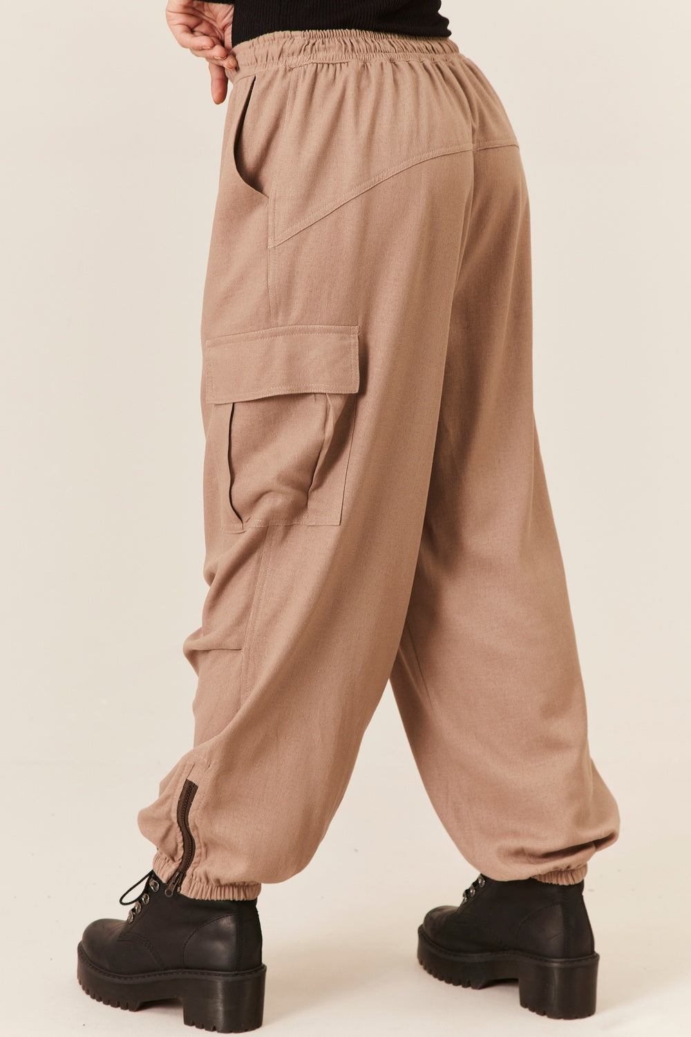 Calça Cargo De Viscolinho Com Bolsos Marrom Claro Yacamim R9