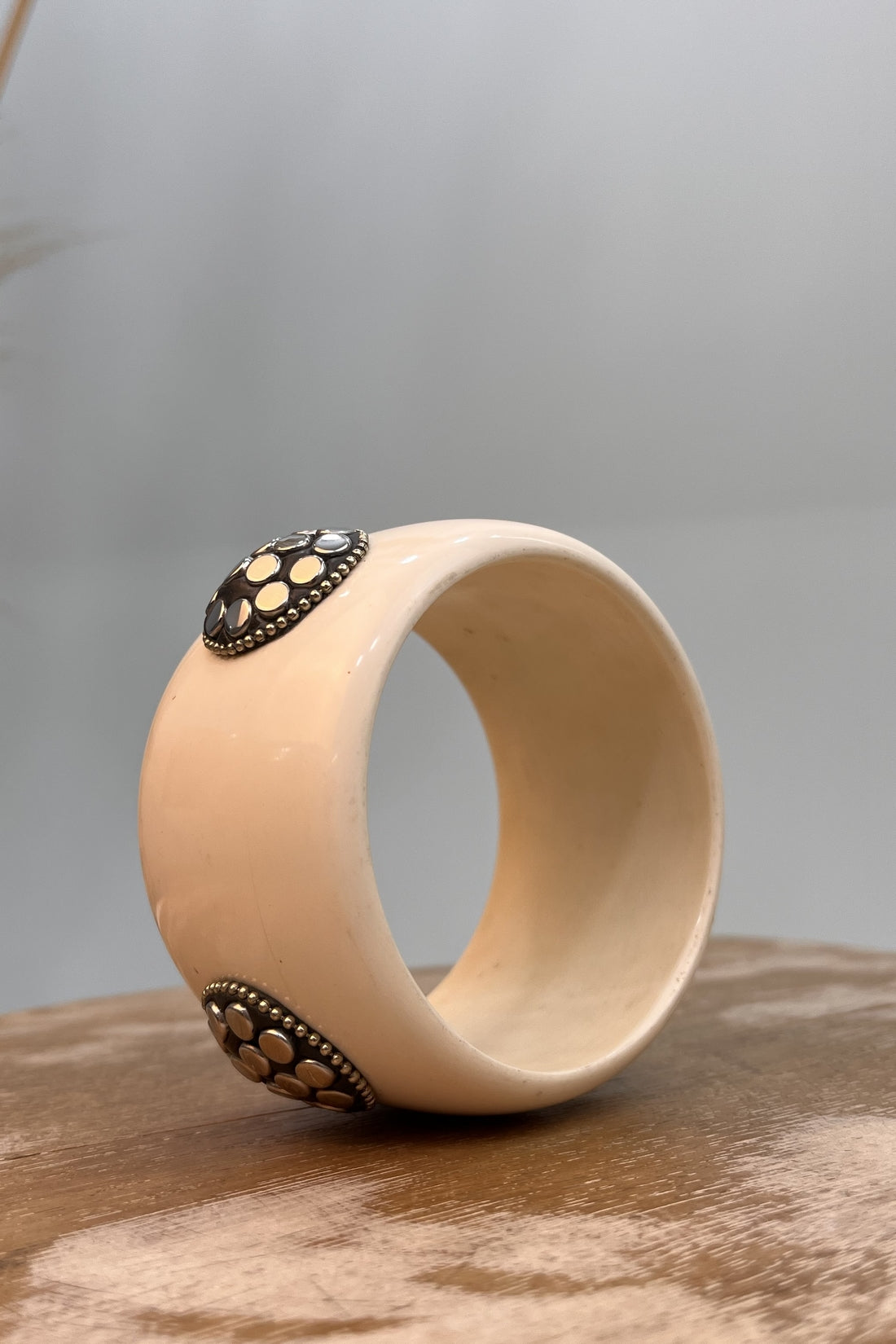 Pulseira Bracelete Off White Com Metais Yacamim #276