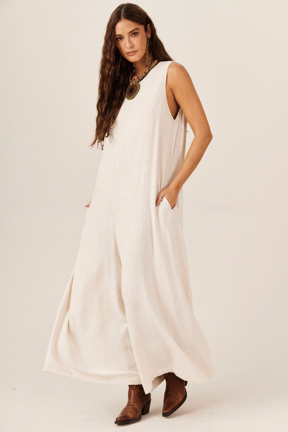 Macacão Longo Pantalona Com Bolsos Bege Yacamim O3