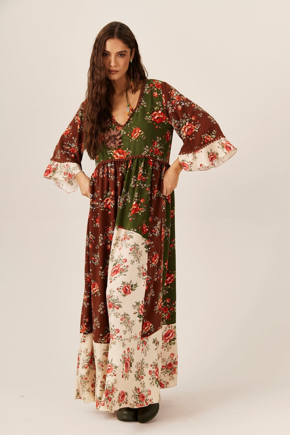 Vestido Longo Aplicações Em Crochê Bordô Patchwork Yacamim E19
