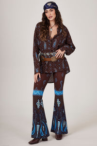 Calça Flare Marrom Escuro Estampa Paisley Azul Yacamim A30