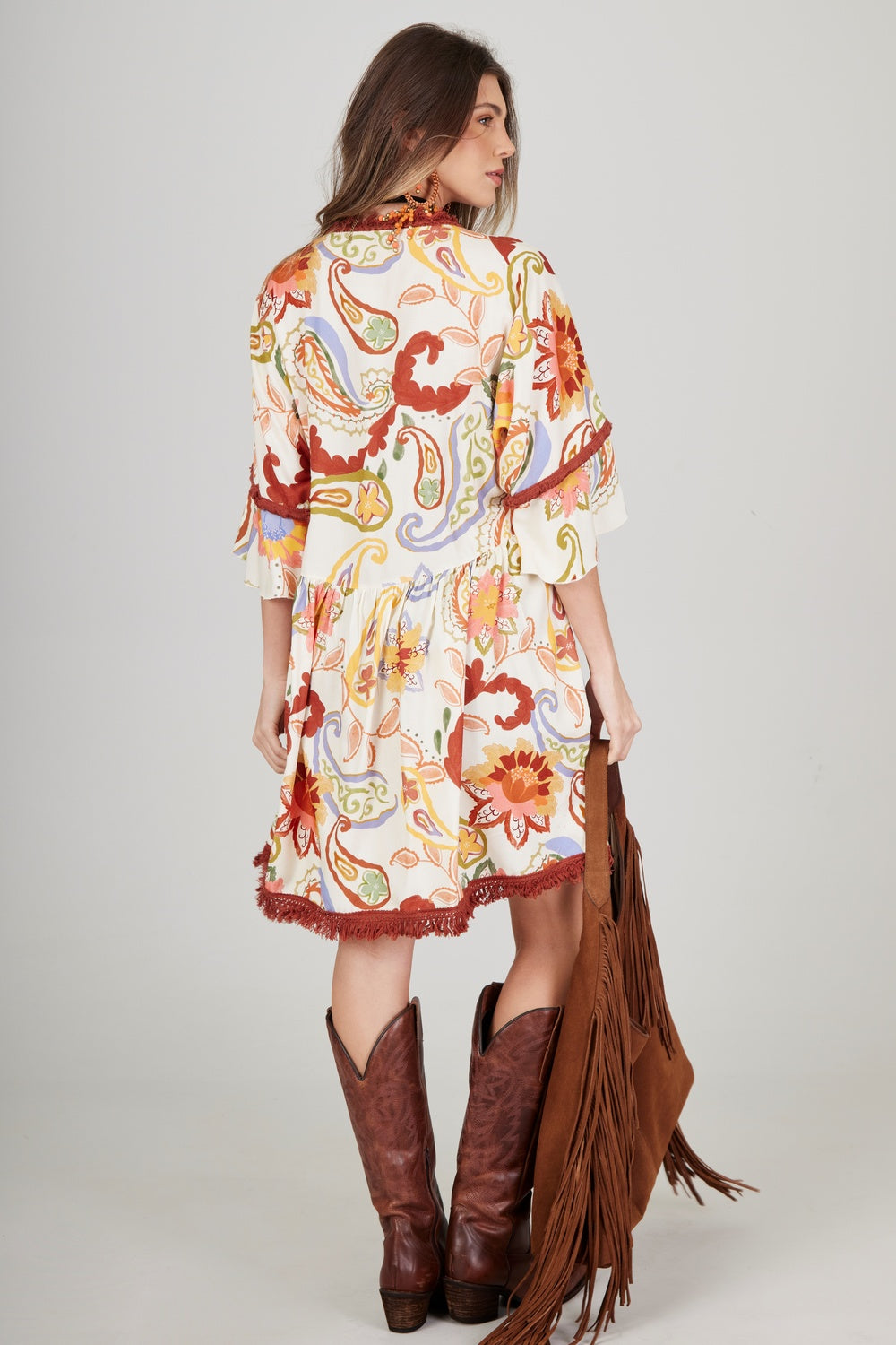 Vestido Curto Aberto Com Franjas Bege Paisley Yacamim E5