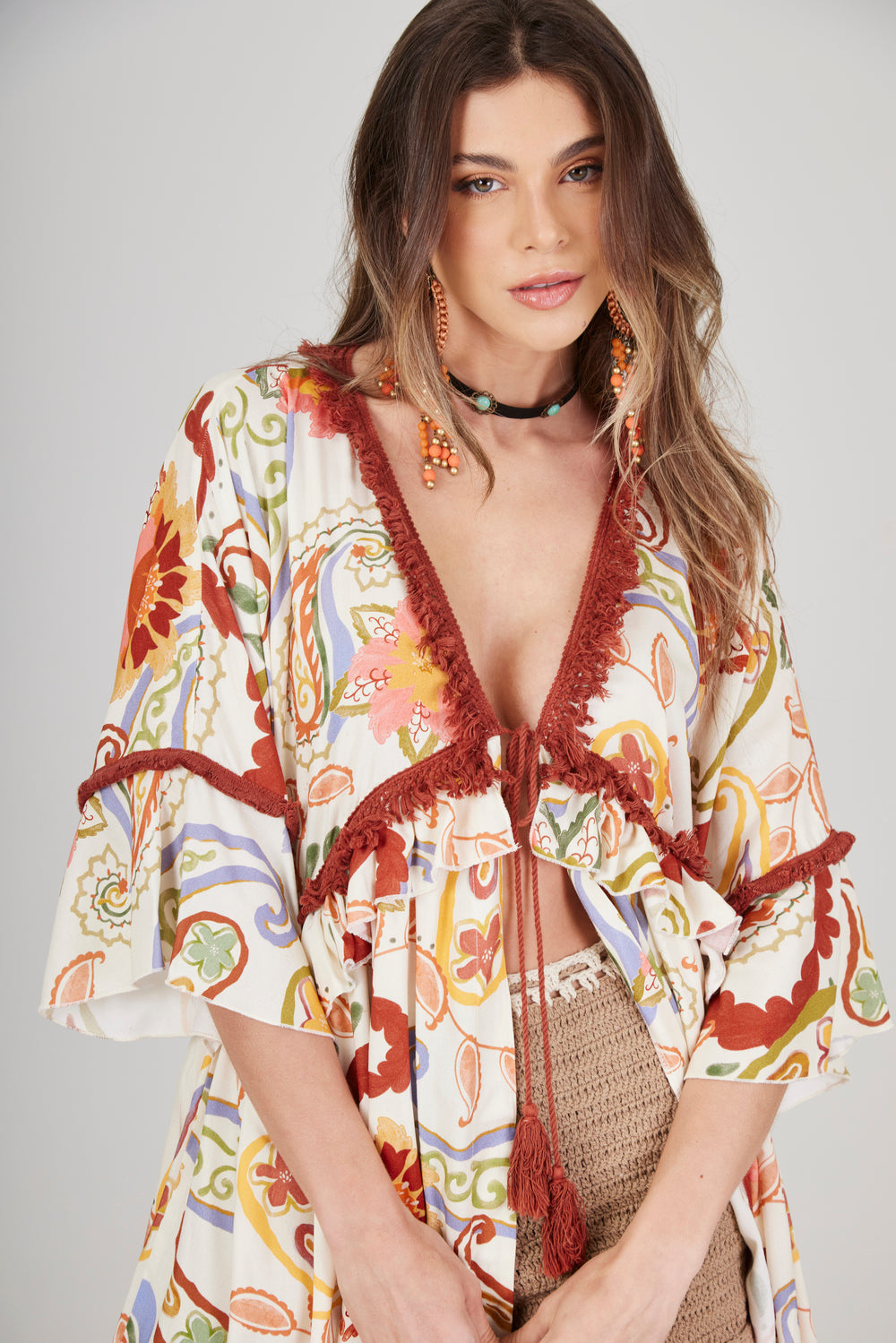 Vestido Curto Aberto Com Franjas Bege Paisley Yacamim E5