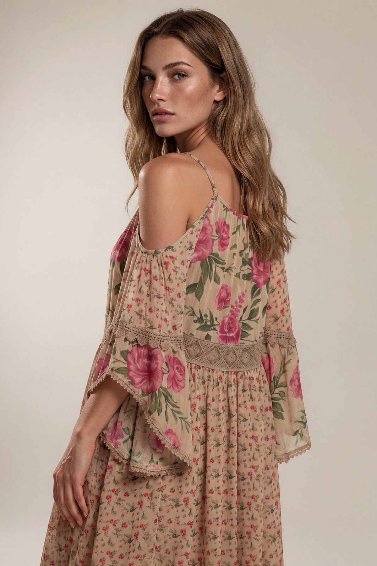 Vestido Curto Com Ombros Vazados Marrom Claro Patchwork Yacamim E23