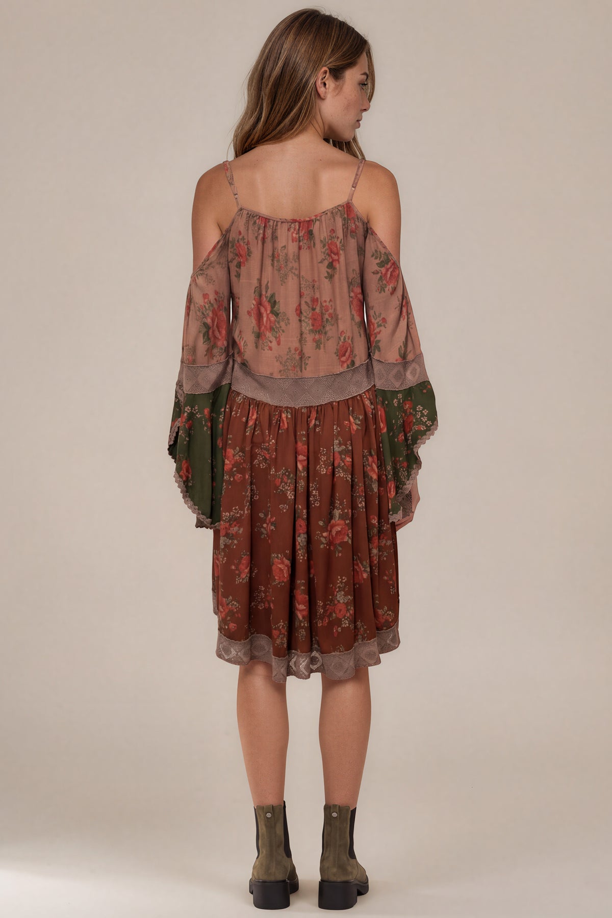 Vestido Curto Com Alças E Ombros Vazados Marrom Patchwork Yacamim E12