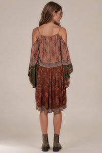 Vestido Curto Com Alças E Ombros Vazados Marrom Patchwork Yacamim E12