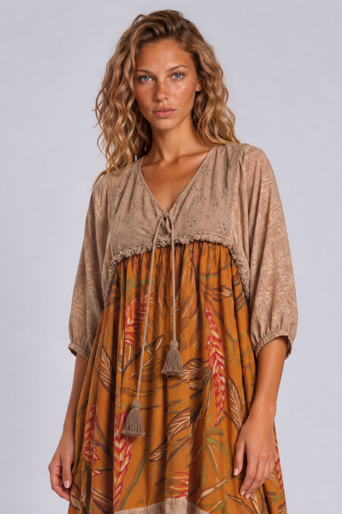Vestido Curto Com Broderie Marrom Claro Patchwork Yacamim C17