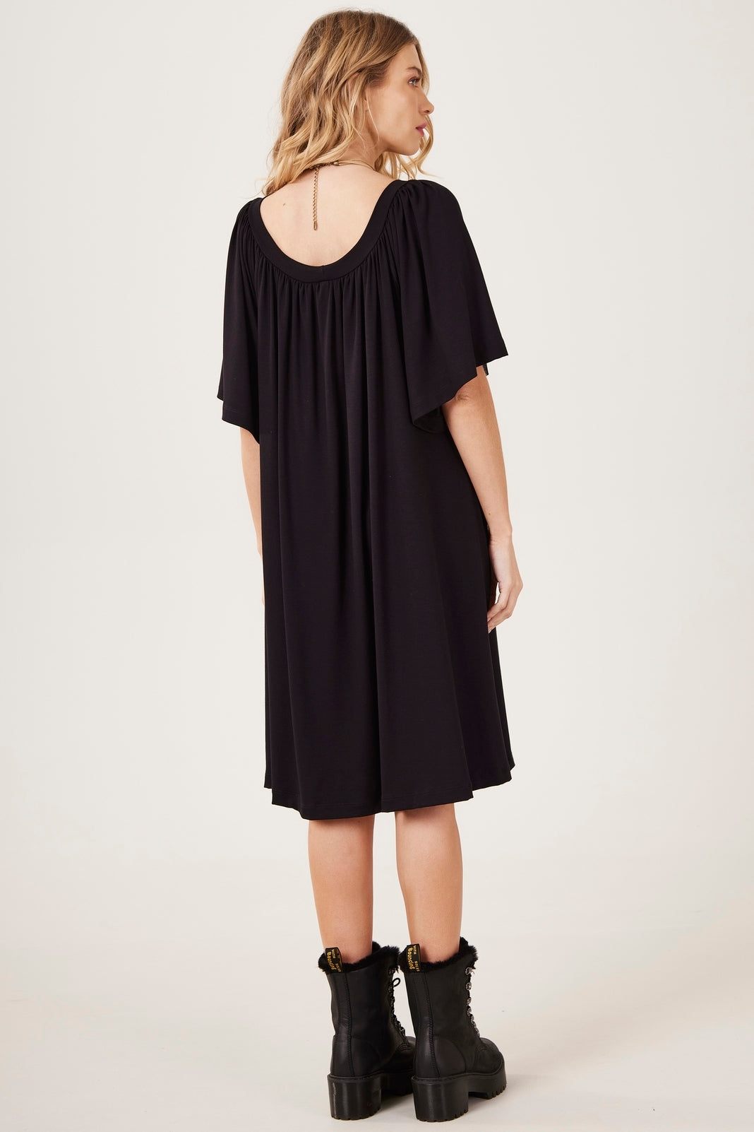 Vestido Curto Decote Ombro A Ombro Preto Yacamim D19 Liso