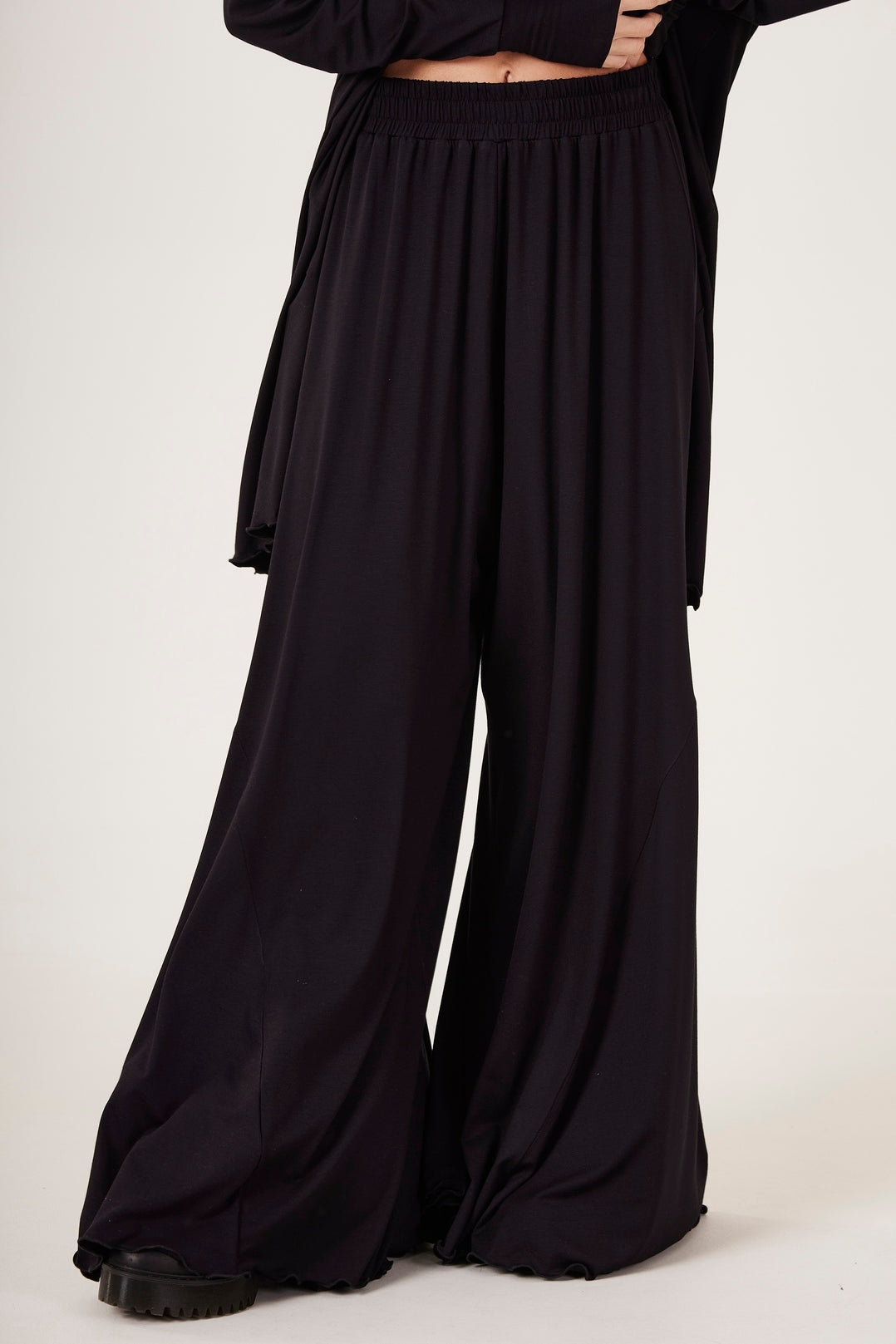 Calça Pantalona Preta Yacamim G6 Liso