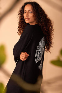 Vestido Midi Preto Com Estampa Exclusiva Nas Costas Yacamim
