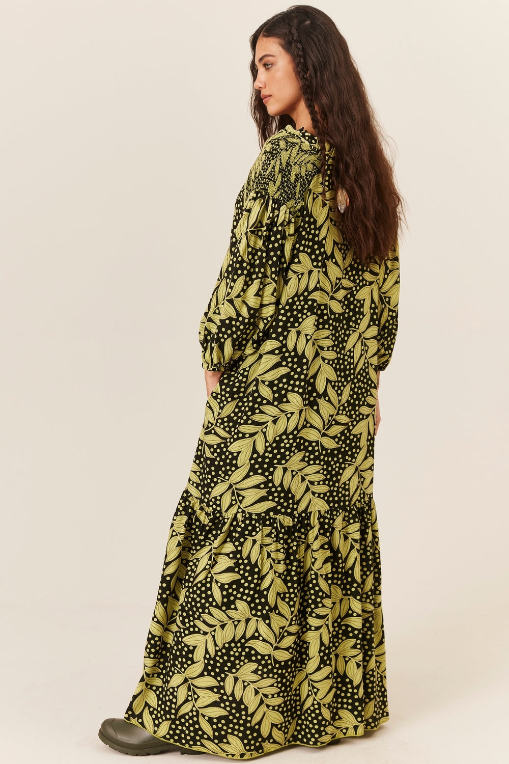 Vestido Longo Com Mangas Bufantes Preto Estampa Folhas Verdes Yacamim E11