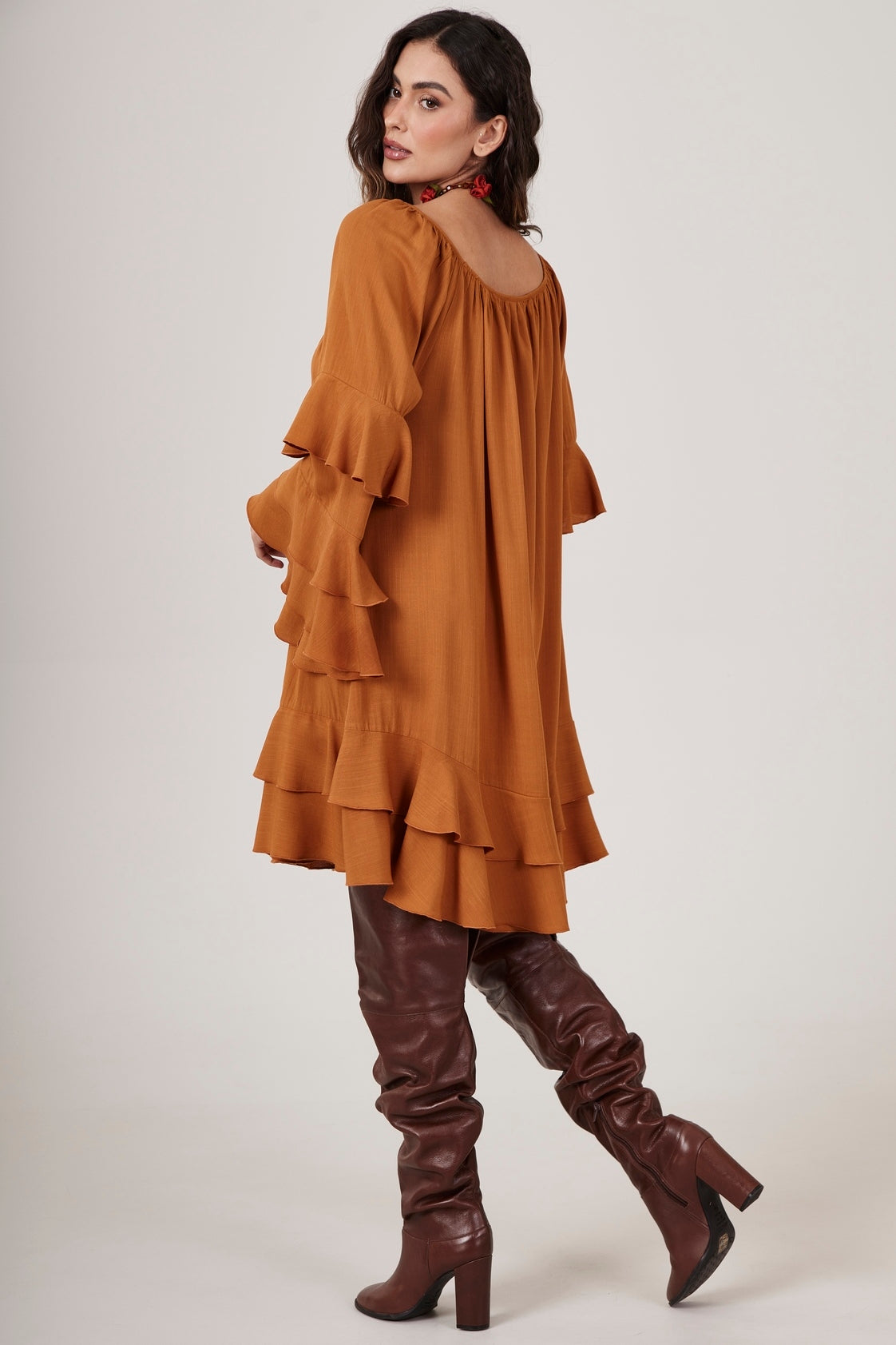 Vestido Curto Decote Ombro A Ombro Caramelo Yacamim D12 Liso