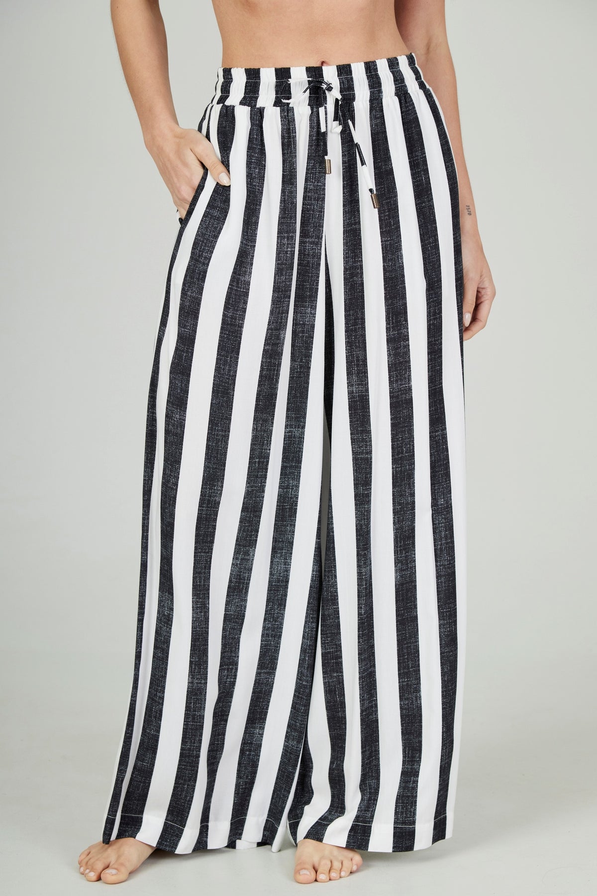 Calça Pantalona Listrada Preta E Branca Yacamim A4