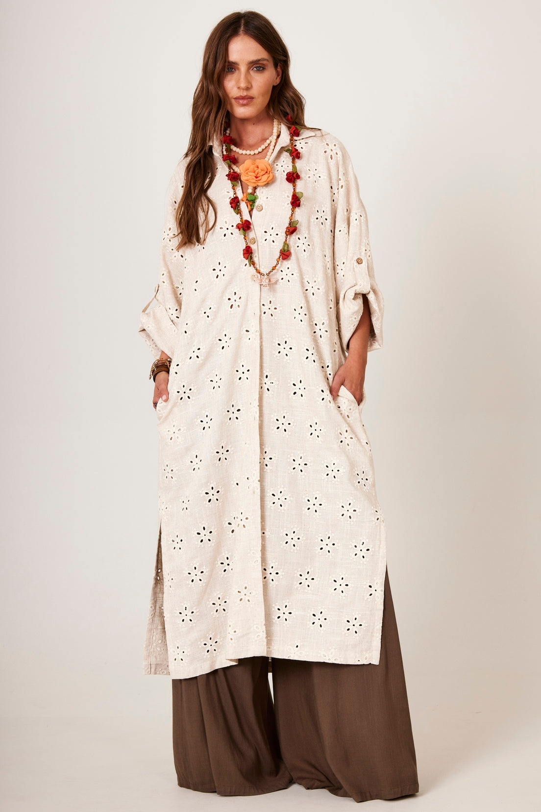 Chemise Longa De Linho Com Bordados Bege Yacamim M2
