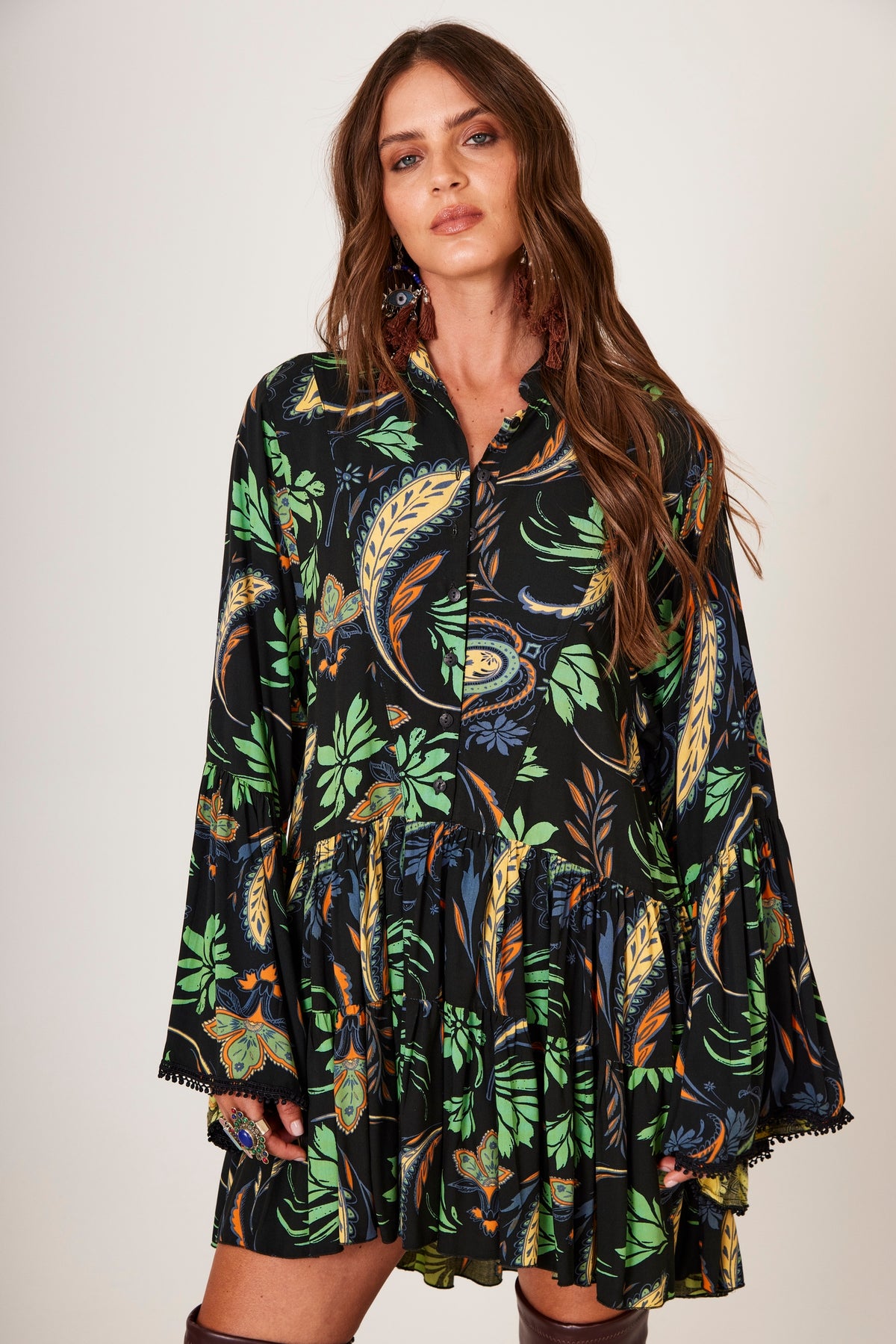 Vestido Curto Com Mangas Flare Preto Cashmere Yacamim B24
