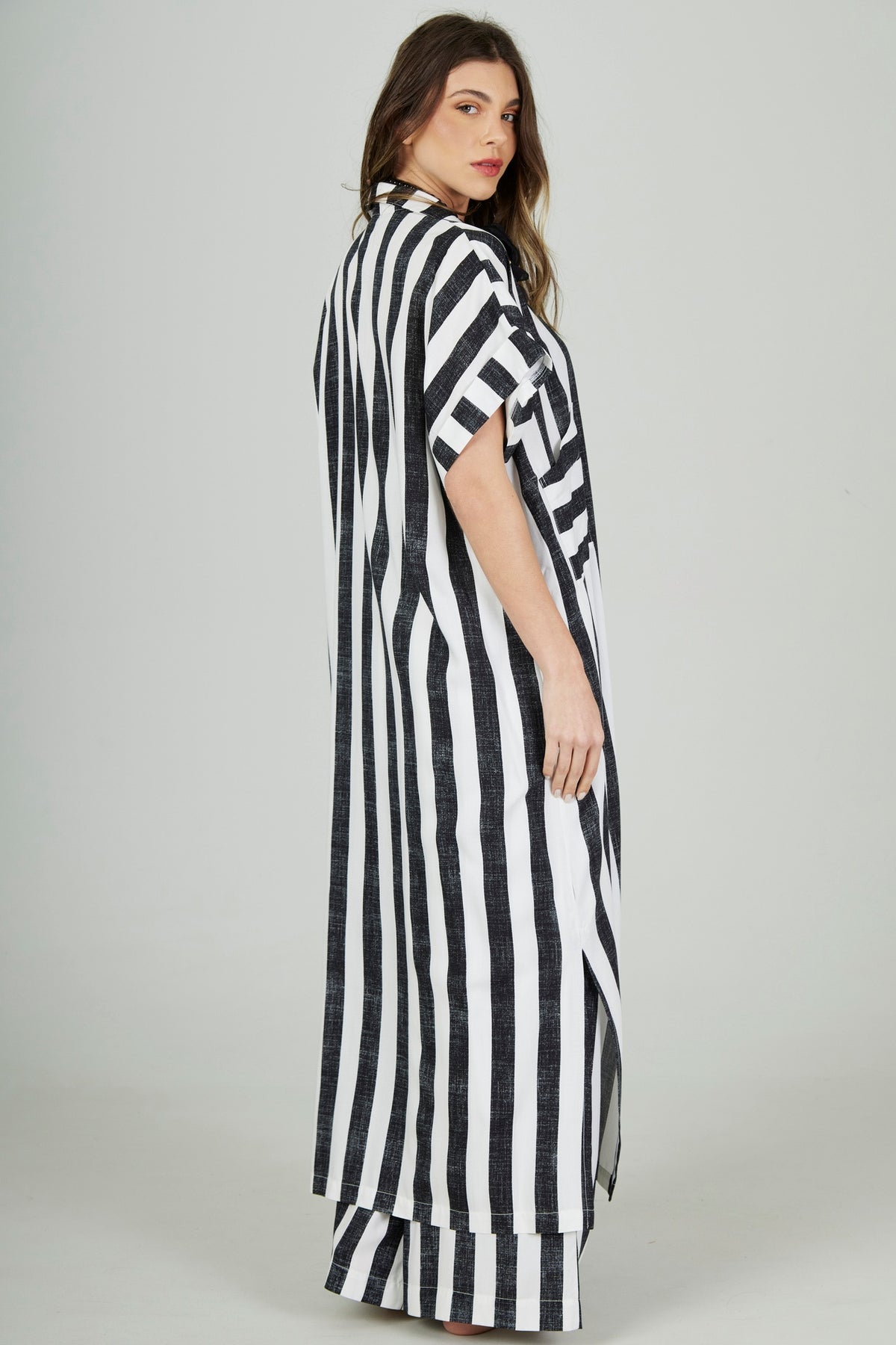 Chemise Longa Listrada Preta E Branca Yacamim A3