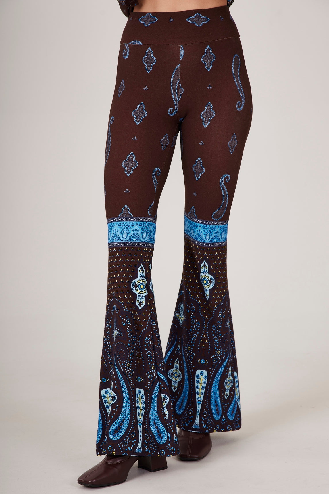 Calça Flare Marrom Escuro Estampa Paisley Azul Yacamim A30