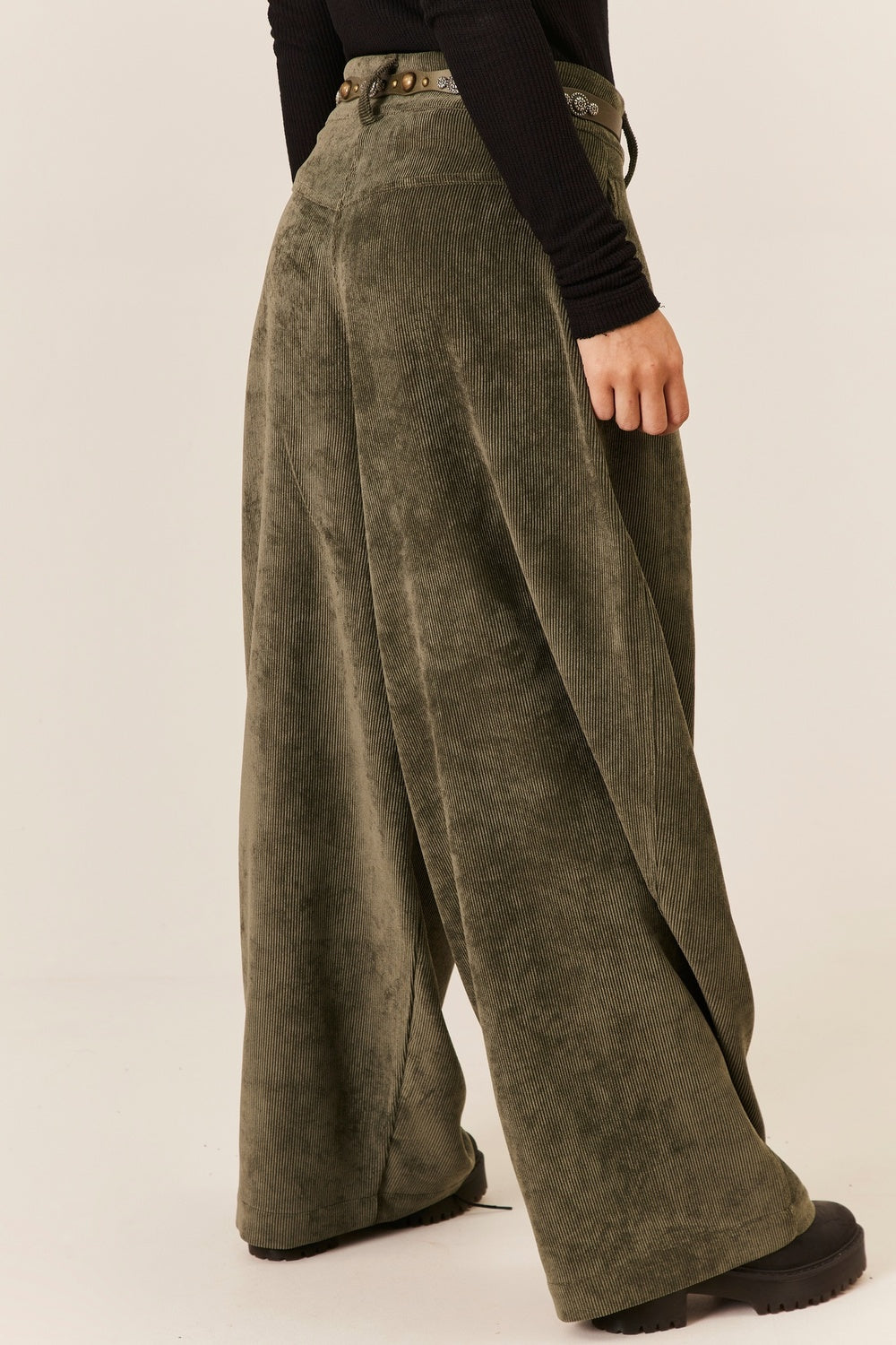 Calça Canelada Com Bolsos Verde Yacamim H8