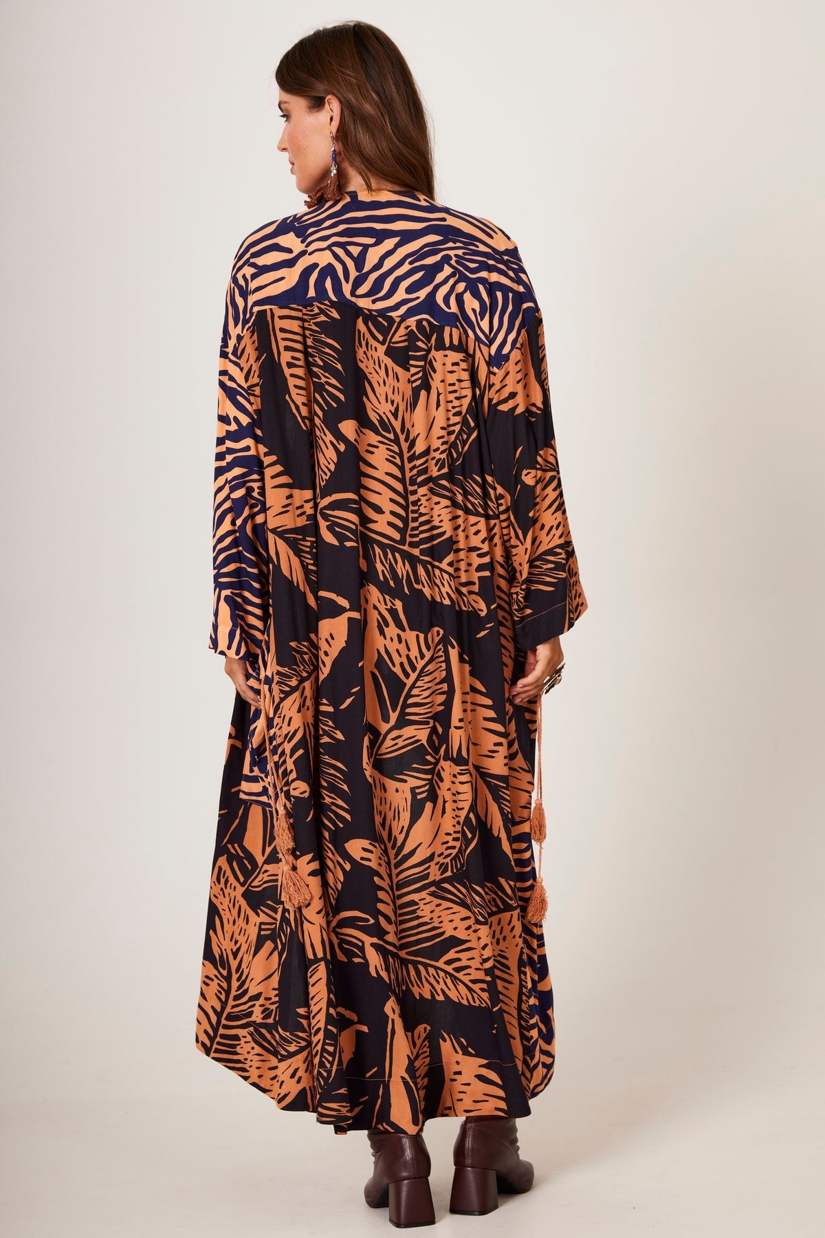 Kimono Longo Com Bolsões Marrom Claro E Preto Estampado Yacamim J3