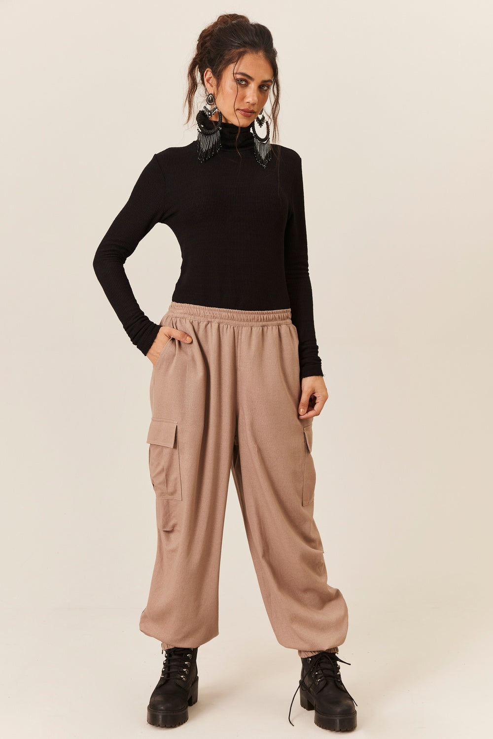 Calça Cargo De Viscolinho Com Bolsos Marrom Claro Yacamim R9