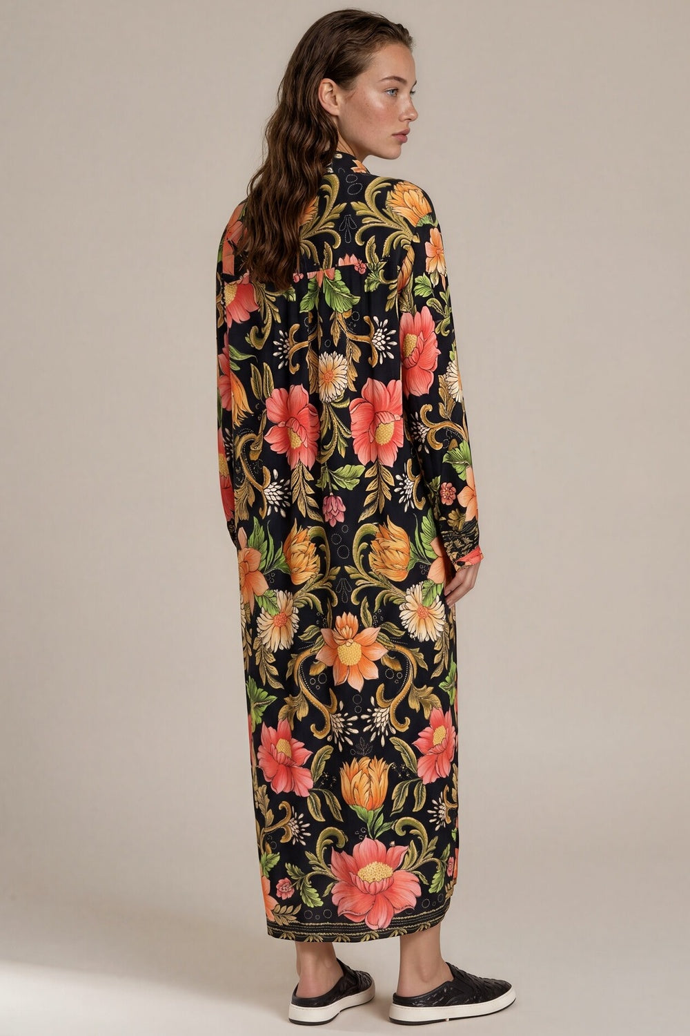 Chemise Ampla Longa Com Botões Pretos Preto Floral Yacamim L7