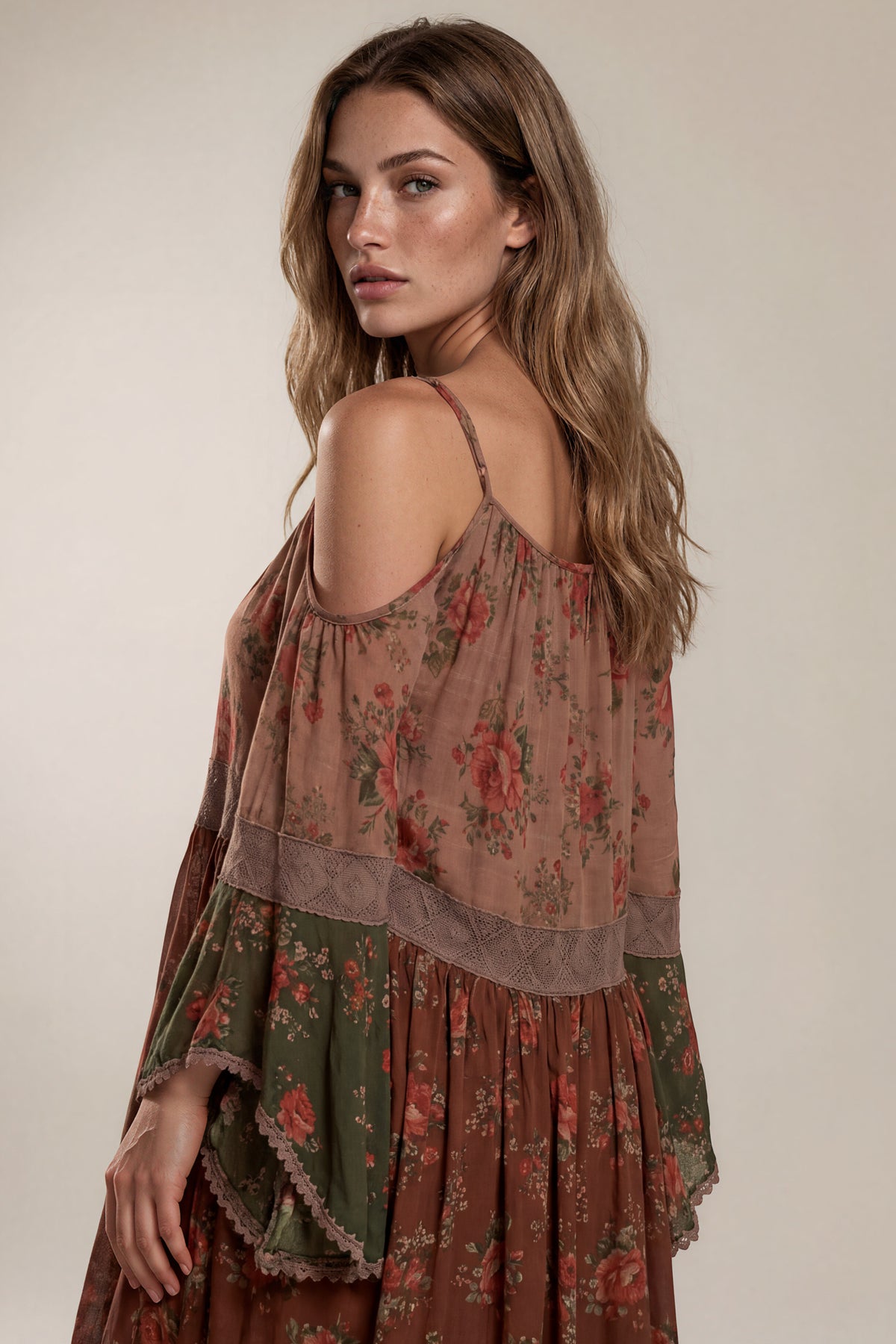 Vestido Curto Com Alças E Ombros Vazados Marrom Patchwork Yacamim E12
