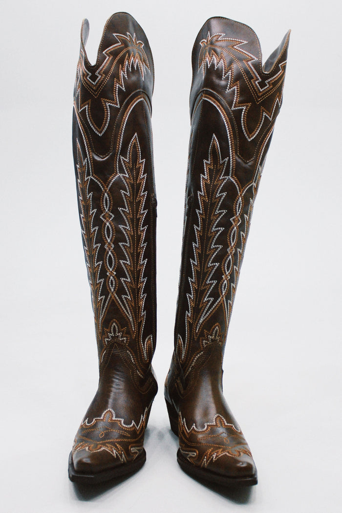 Bota Cano Alto 52cm Bordada Marrom Yacamim #471