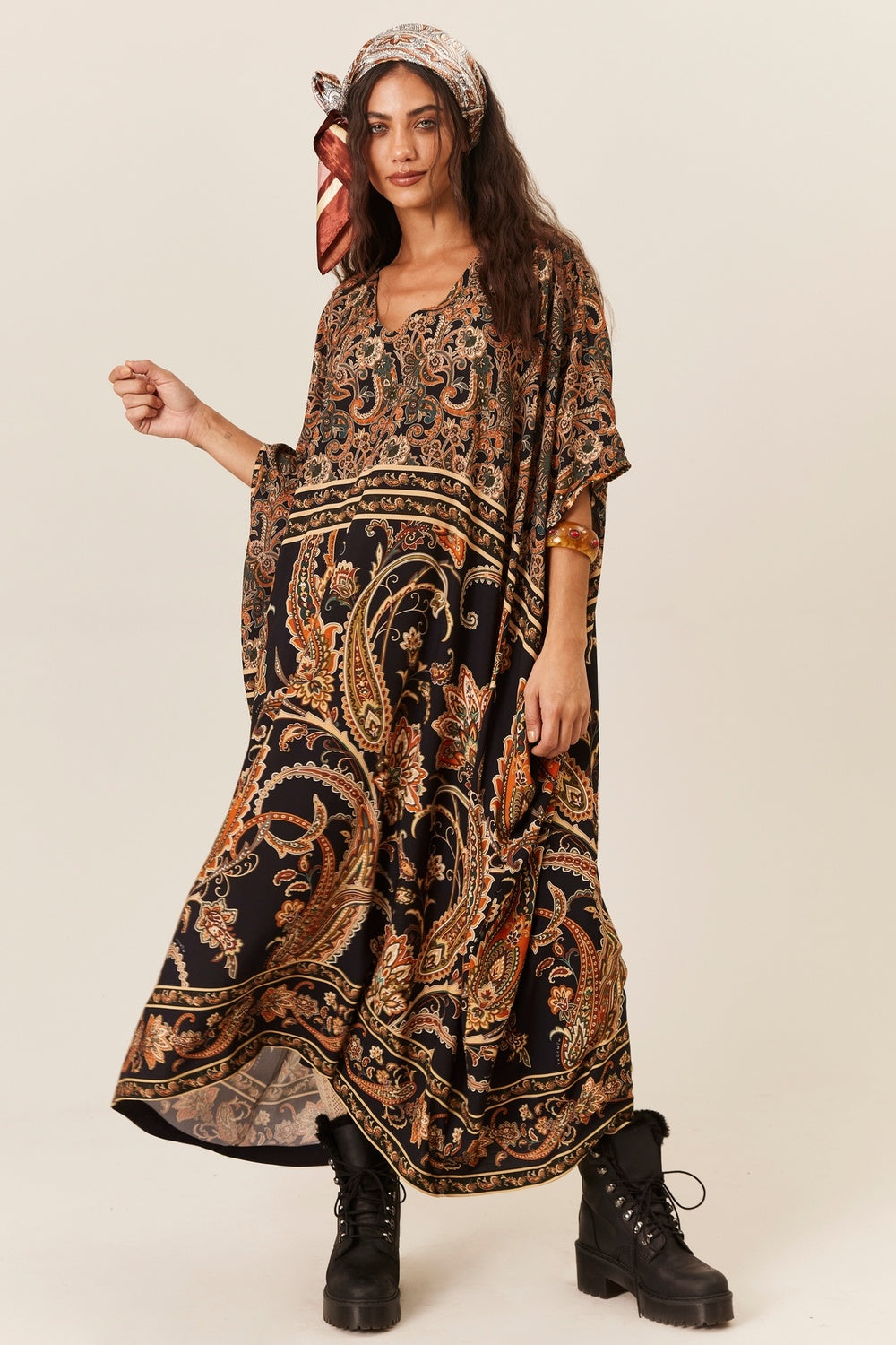 Kaftan Amplo Midi Preto Estampa Paisley Yacamim J10