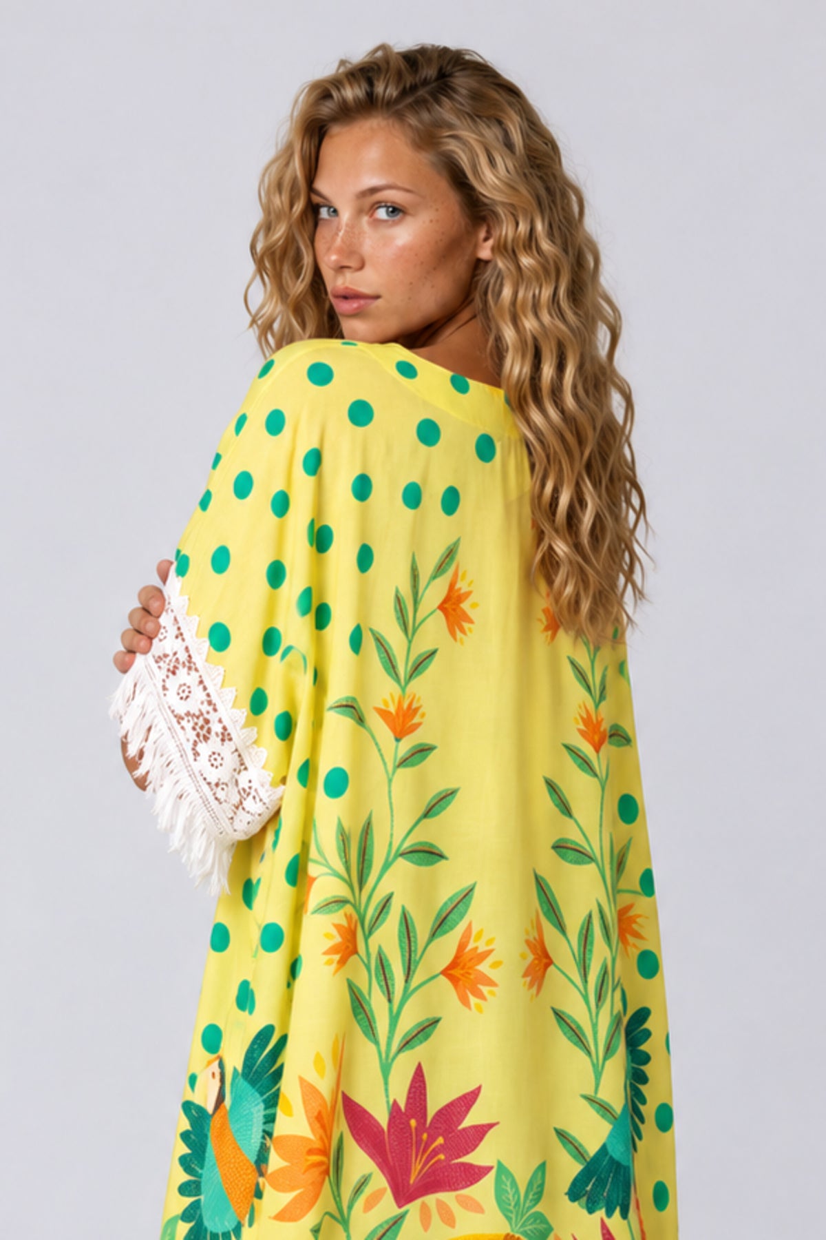 Kaftan Amplo Com Fendas Laterais Amarelo Estampado Coleção Manacá Yacamim J4