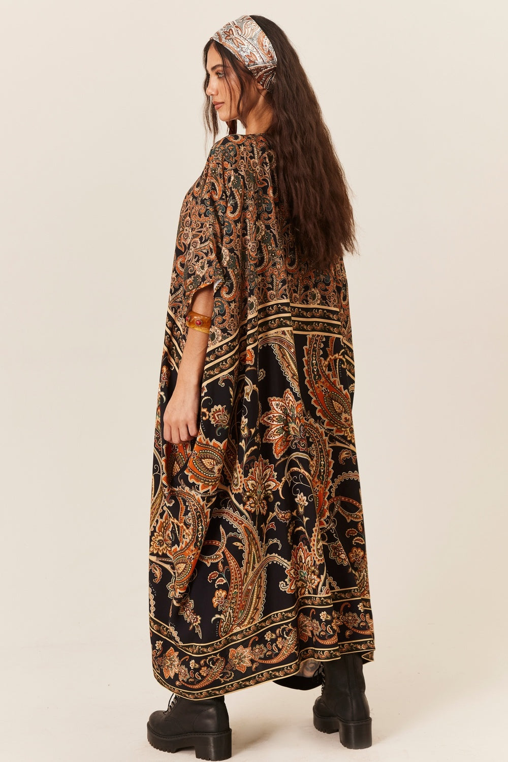 Kaftan Amplo Midi Preto Estampa Paisley Yacamim J10