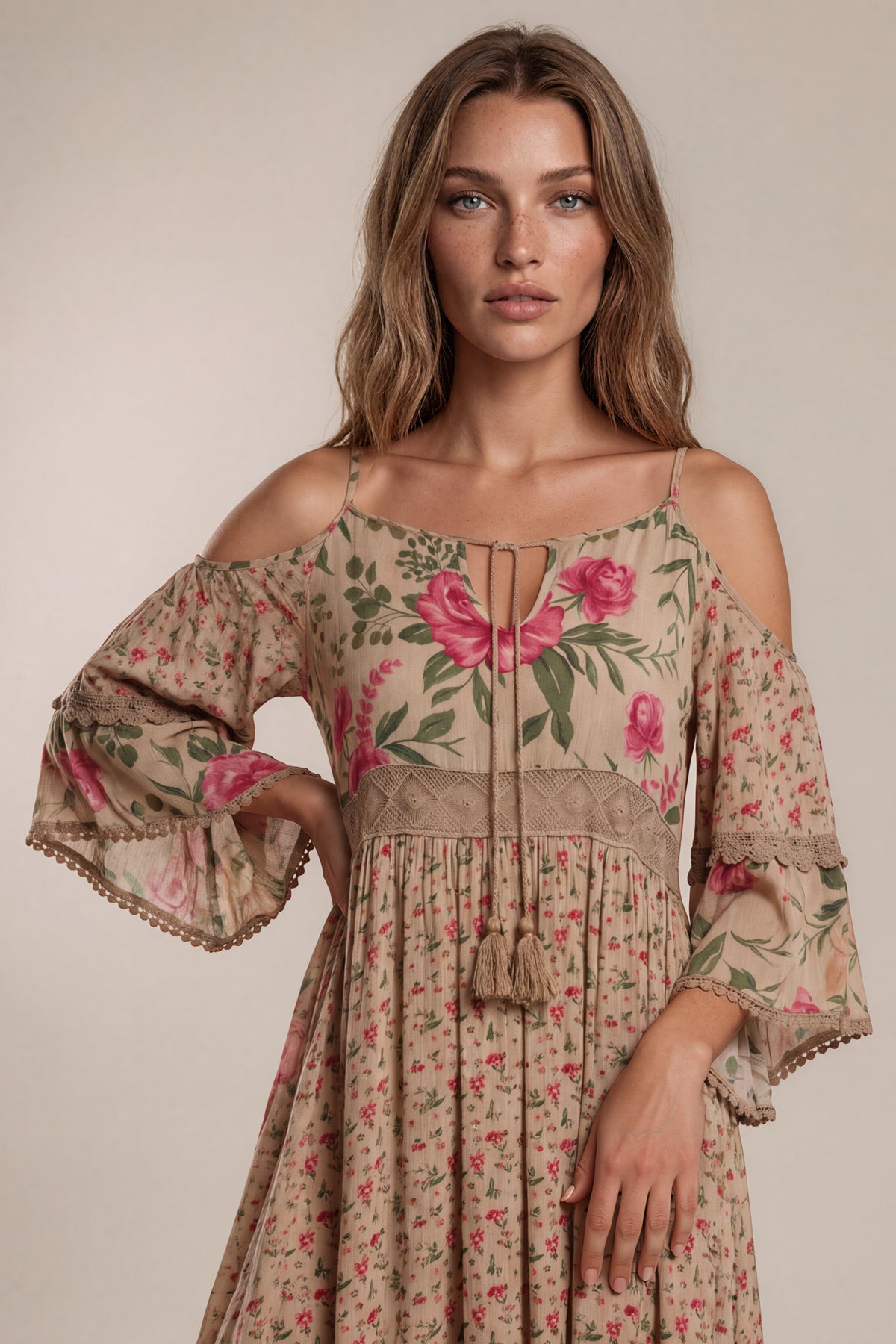 Vestido Curto Com Ombros Vazados Marrom Claro Patchwork Yacamim E23
