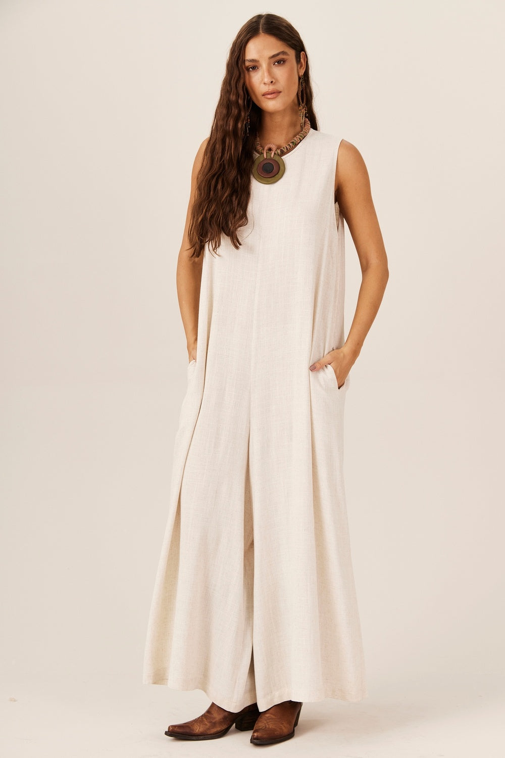 Macacão Longo Pantalona Com Bolsos Bege Yacamim O3