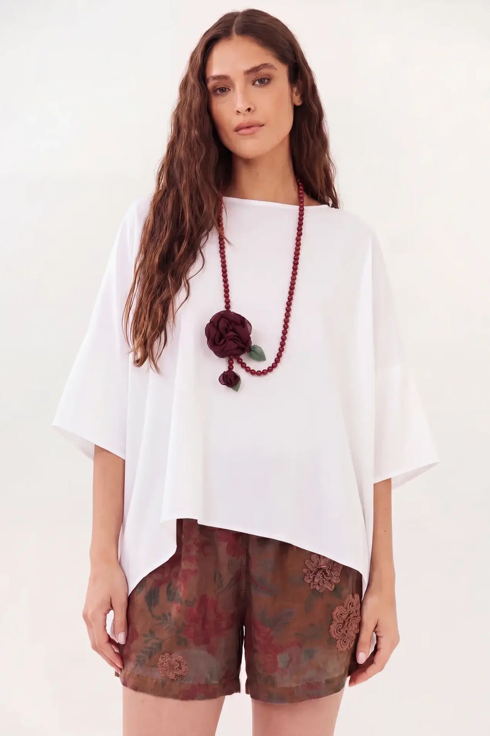 Shorts Com Flores Bordadas Marrom Paraty Yacamim R4