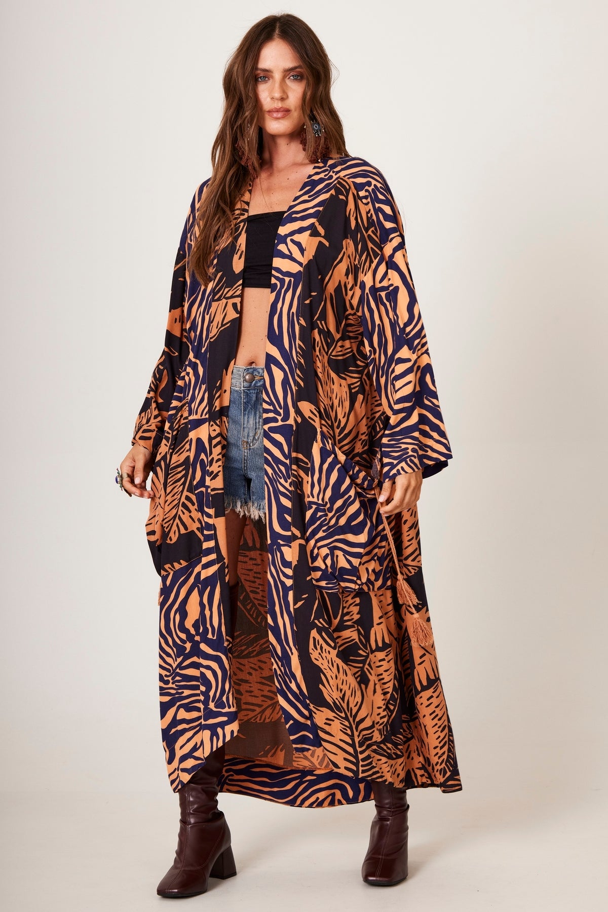 Kimono Longo Com Bolsões Marrom Claro E Preto Estampado Yacamim J3