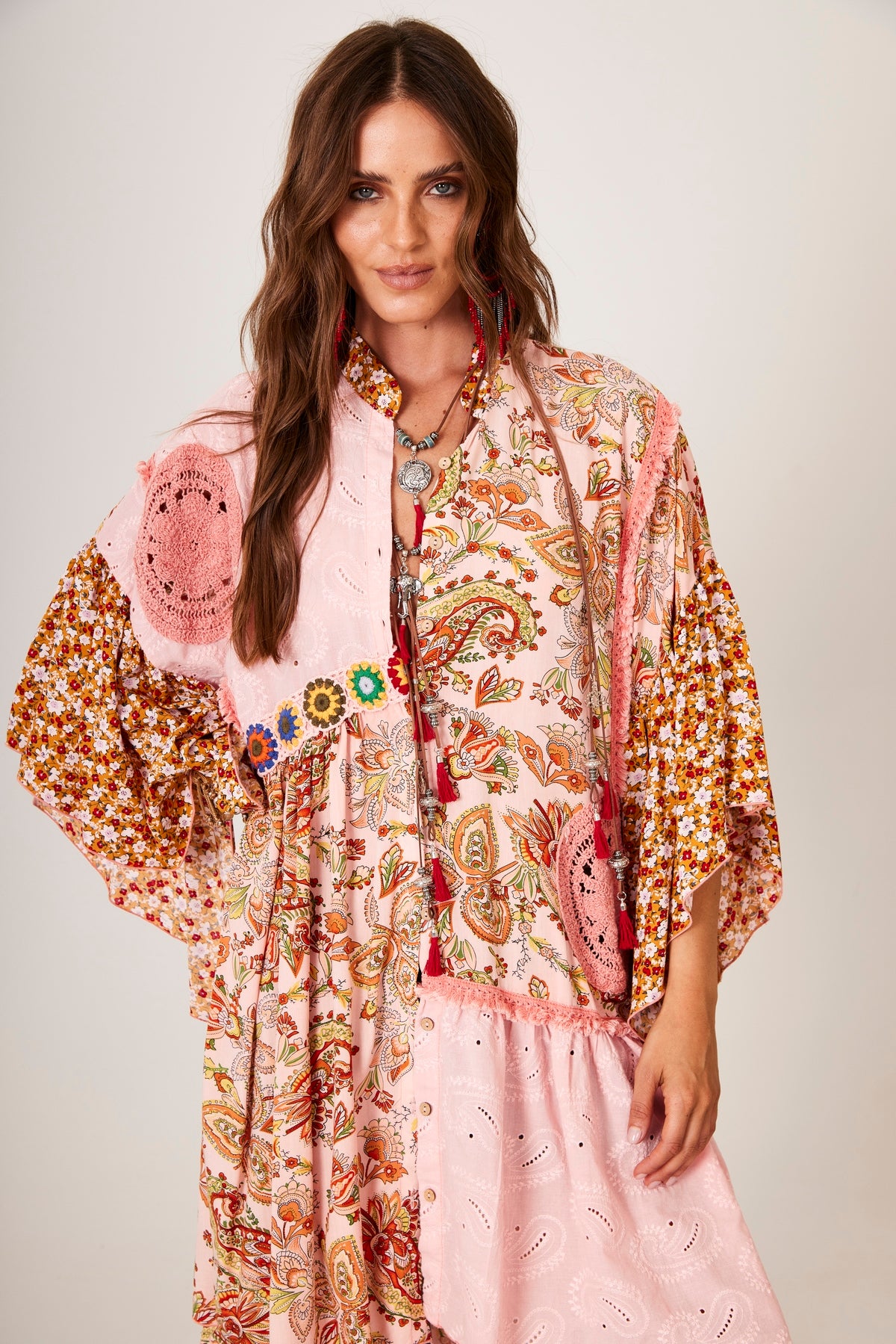Vestido Curto Com Crochê Rosa Patchwork Estampa Cashmere Yacamim C16