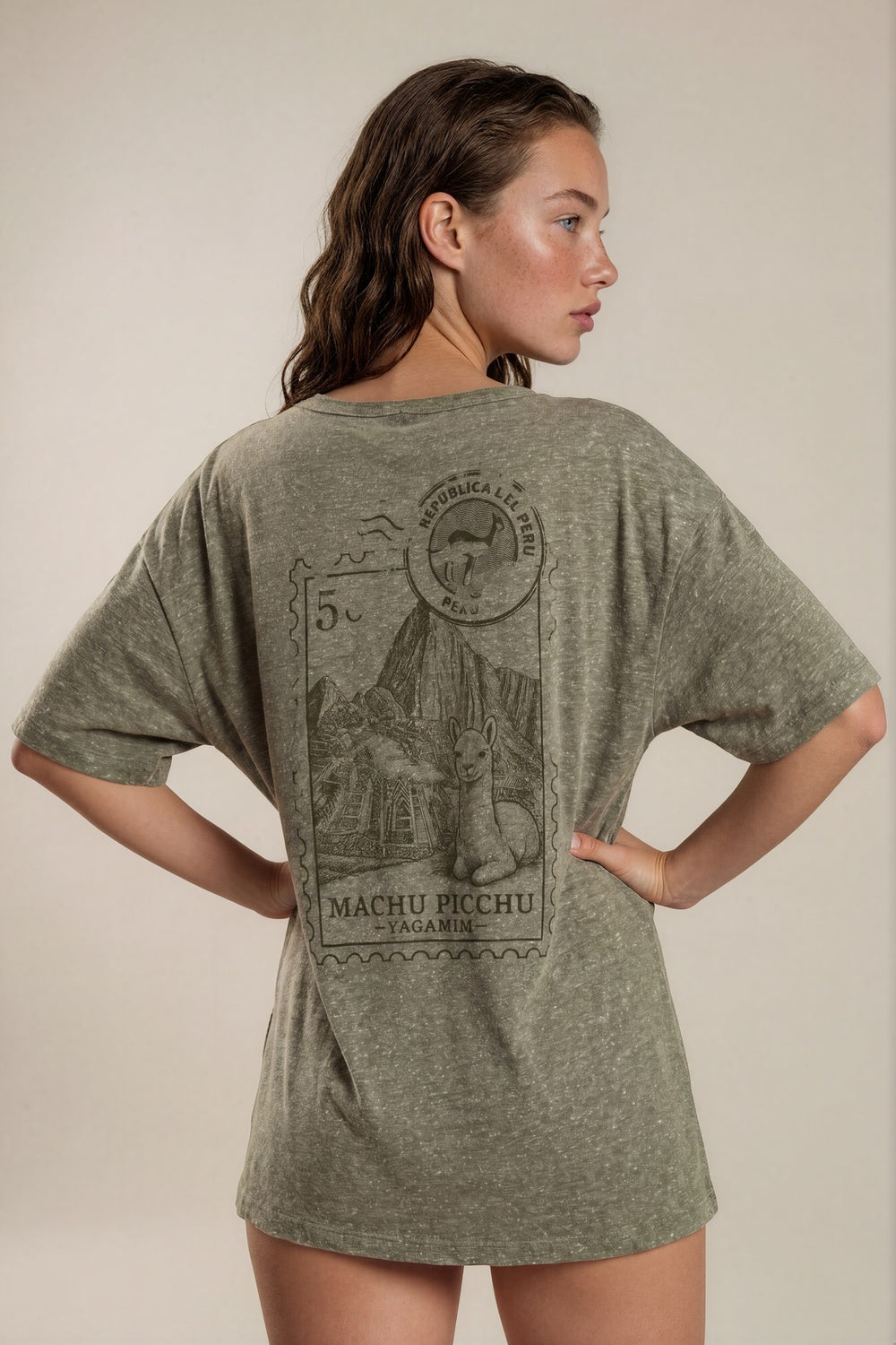 Blusa Básica Verde Oliva Estampada Nas Costas Coleção Peru Yacamim K12