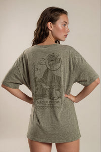 Blusa Básica Verde Oliva Estampada Nas Costas Coleção Peru Yacamim K12
