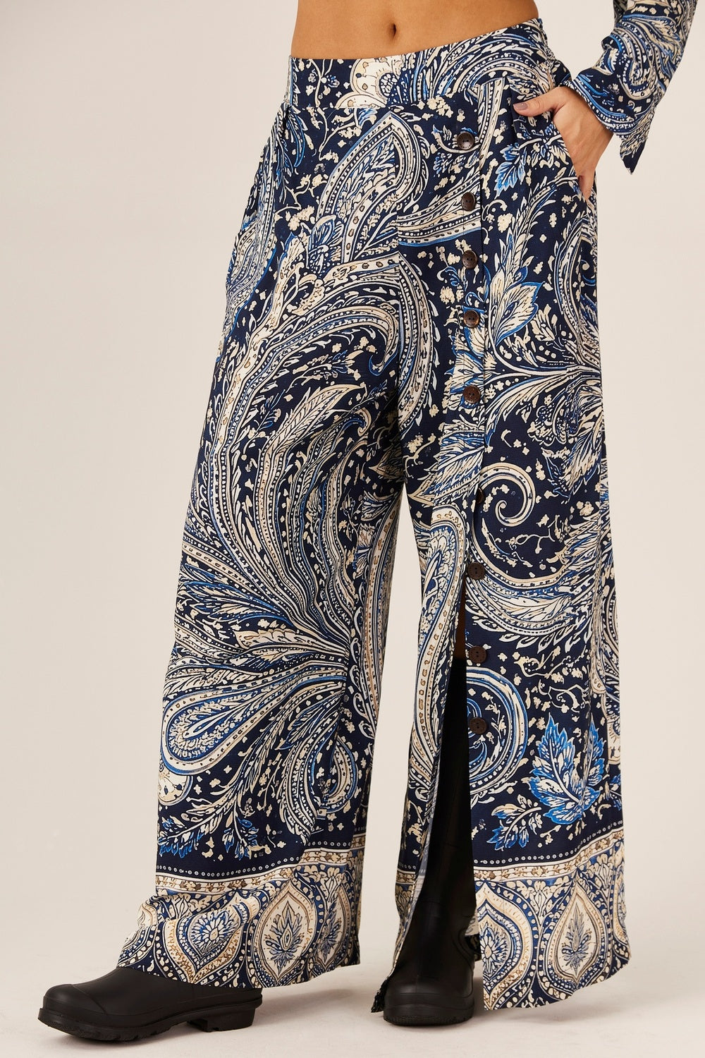 Calça Pantalona Bolsos Azul Estampa Paisley Yacamim A20