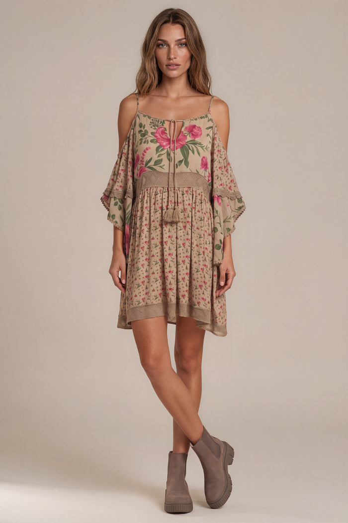 Vestido Curto Com Ombros Vazados Marrom Claro Patchwork Yacamim E23